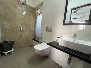 Deluxe Double Room, City View | Bilik Mandi | Pancuran mandi, kelengkapan dandanan diri percuma, tuala disediakan 