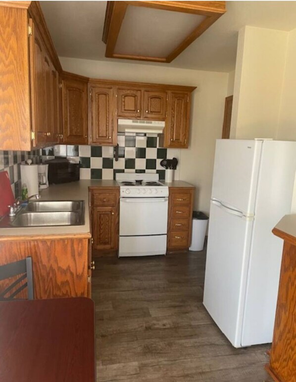 Fridge, microwave, oven, stovetop
