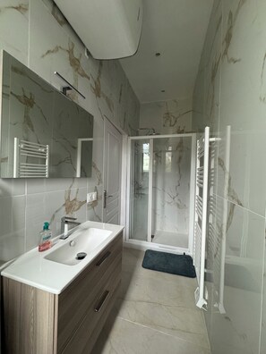 Een haardroger, handdoeken, zeep, shampoo