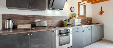 Réfrigérateur, four à micro-ondes, un four, surface de cuisson