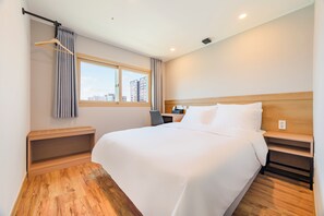 Desk, laptop workspace, free WiFi, bed sheets - Hotel Moon (Jeju City)