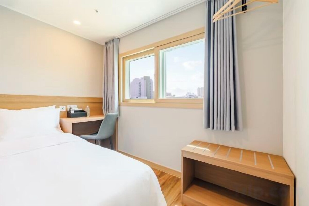 Desk, laptop workspace, WiFi (free), bed sheets