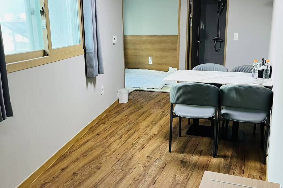 Dobbeltværelse i japansk stil - japansk futon | 1 soveværelse, skrivebord, arbejdsområde til bærbare computere