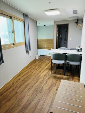 Japon Tarzı Tek Büyük Yataklı Oda, Japon Şiltesi | Masa, dizüstü bilgisayar çalışma alanı, ücretsiz kablosuz İnternet 