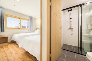 Standard Twin Room, City View | Desk, laptop workspace, free WiFi, bed sheets - Hotel Moon (Jeju City)