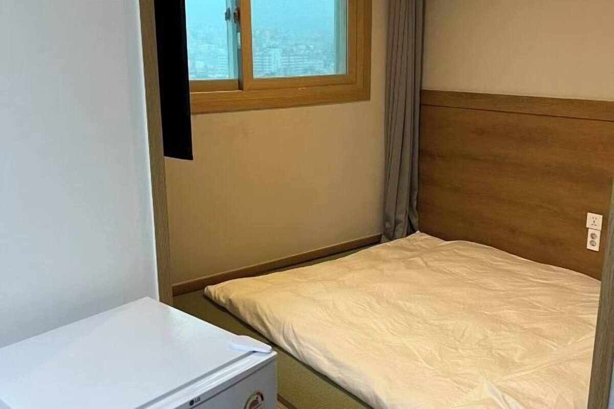 Schreibtisch, laptopgeeigneter Arbeitsplatz, kostenloses WLAN