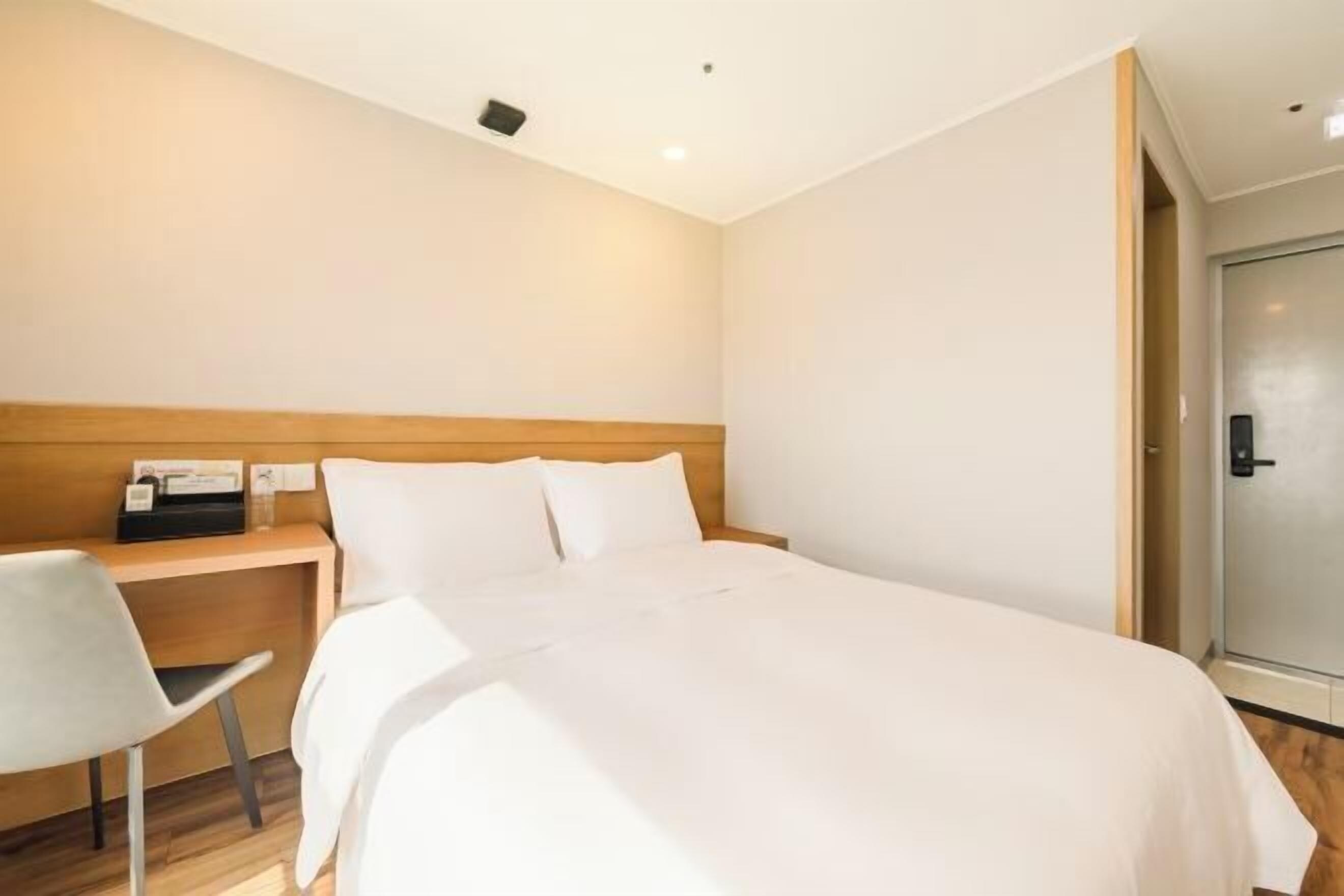 Escritorio, espacio para trabajar con un portátil, wifi gratis