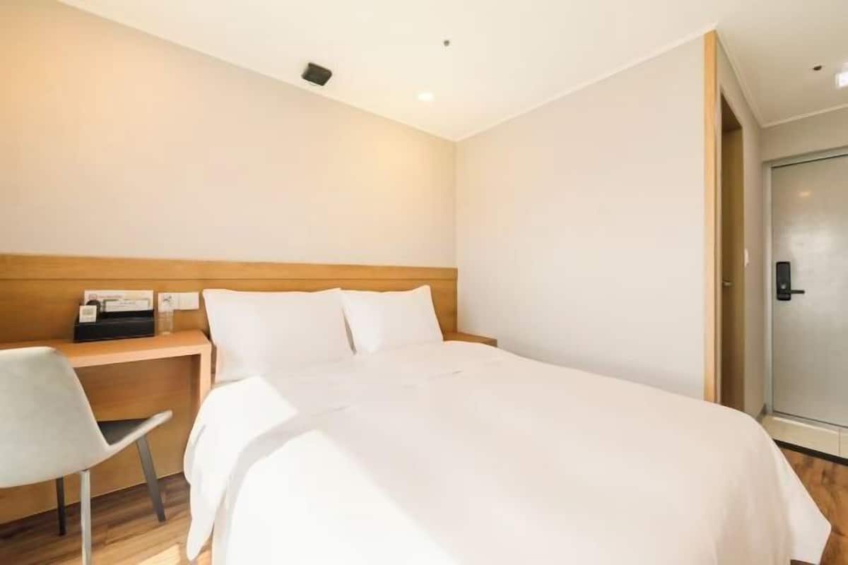 Escritorio, espacio para trabajar con laptop y wifi gratis