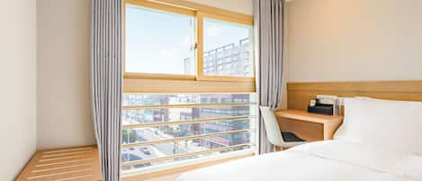Doppia Standard, vista città | Una scrivania, postazione laptop, Wi-Fi gratuito, lenzuola