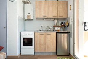 Kühlschrank, Mikrowelle, Ofen, Wasserkocher mit Kaffee-/Teezubehör