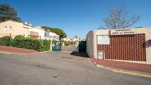 Ein Wohngebiet mit einem verschlossenen Eingang, der mit "RESIDENCE MER et SOLEIL" beschriftet ist.