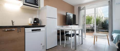 Kjøleskap, ovn, kokeplater og oppvaskmaskin