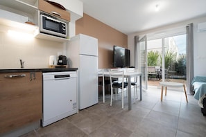 Fridge, oven, stovetop, dishwasher - Villa in Sérignan near Sandy Beach (Sérignan)