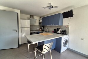 Réfrigérateur, micro-ondes, plaque de cuisson, lave-vaisselle