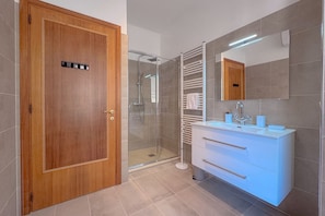 Dusche, Haartrockner, Bidet, Handtücher