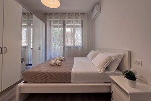2 bedrooms, in-room safe, iron/ironing board, free WiFi