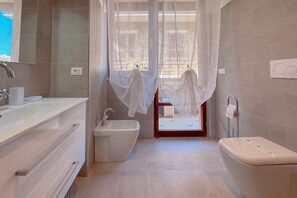 Douche, séchoir à cheveux, bidet, serviettes fournies