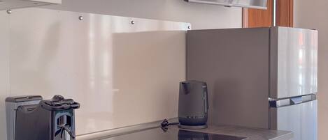 Een koelkast, een magnetron, een oven, een kookplaat