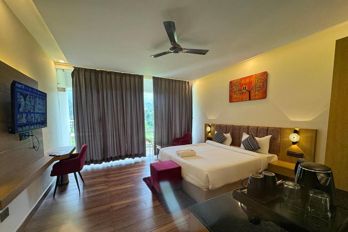 Habitación doble estándar, balcón, vista al valle | Escritorio, espacio para trabajar con laptop y cortinas blackout