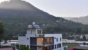 Vista frontal de la propiedad