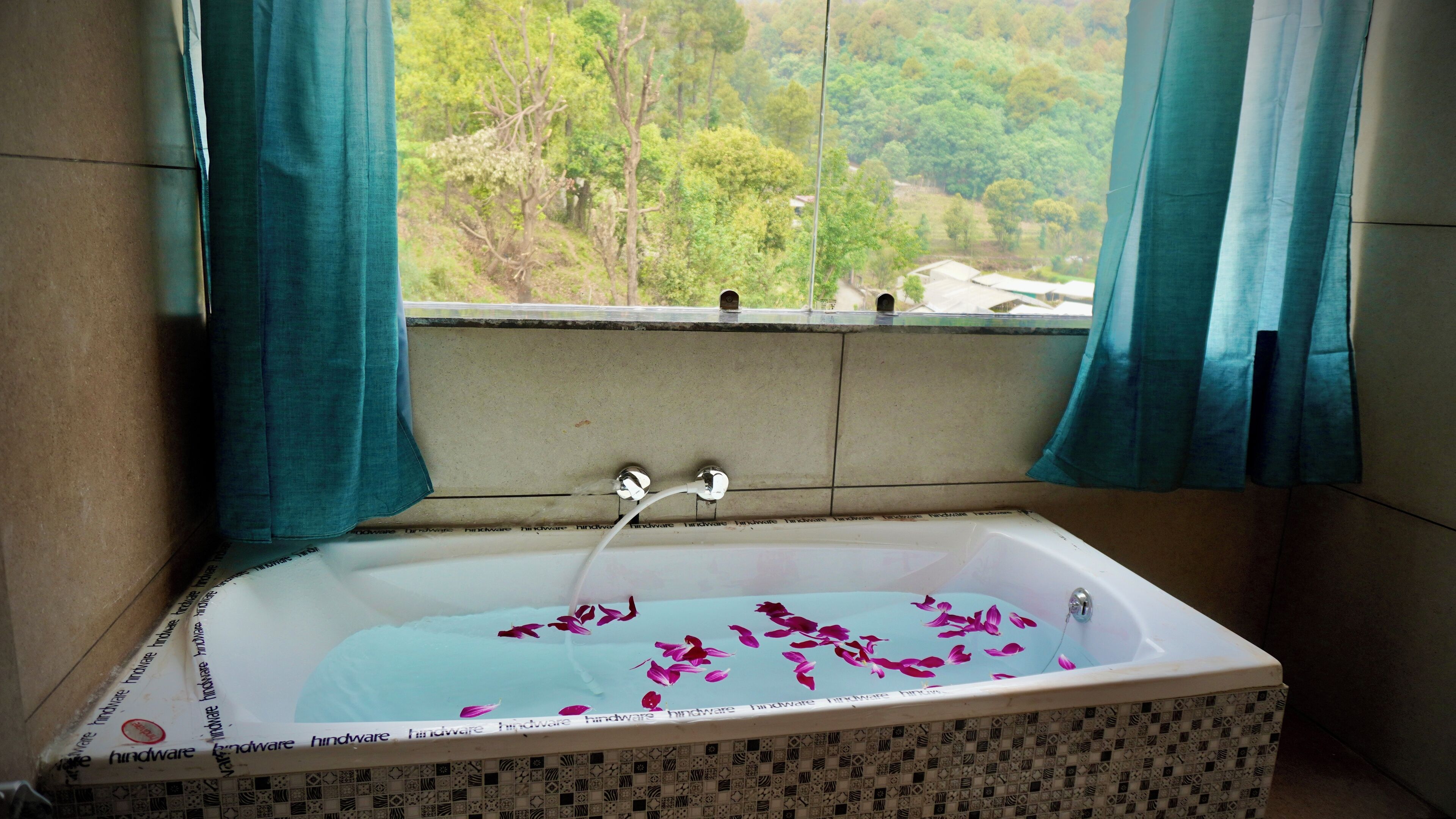 Luxury Studio Suite, Balcony, Mountain View | Jetted tub