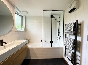 Douche, sèche-cheveux, serviettes fournies, savon