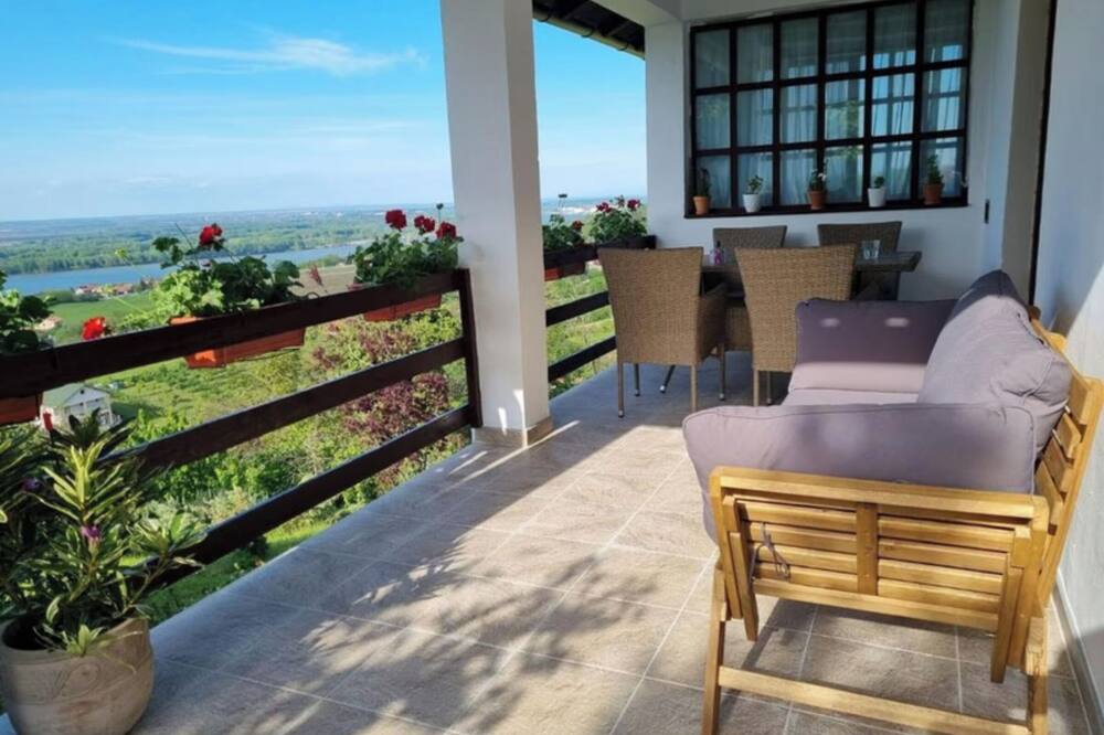 Holiday House in Smederevo With City, Garden, and River Views