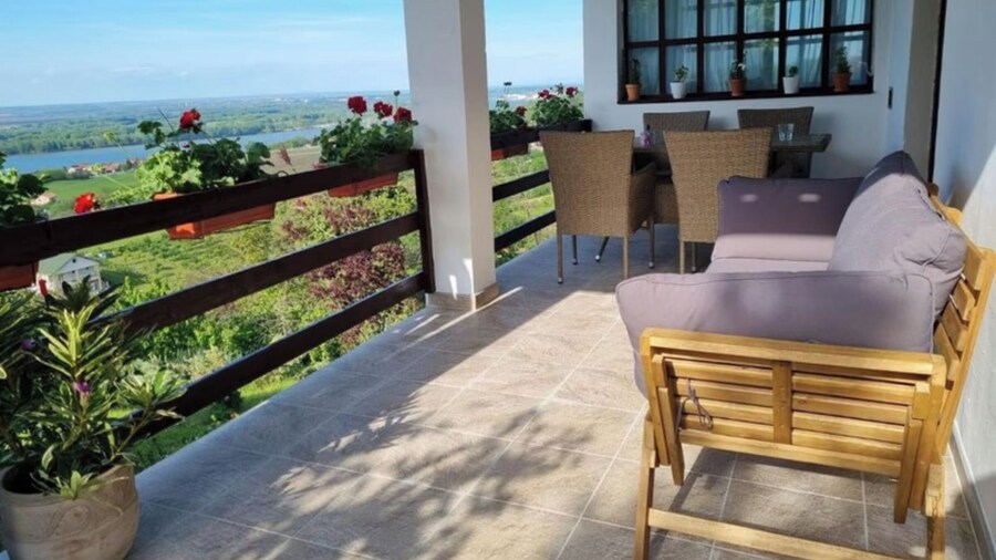 Holiday House in Smederevo With City, Garden, and River Views