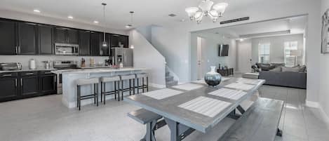 House, 4 Bedrooms | Dining room