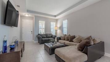 House, 4 Bedrooms | Living room