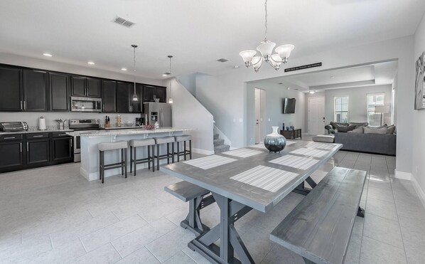 ハウス 4 ベッドルーム | ダイニングルーム