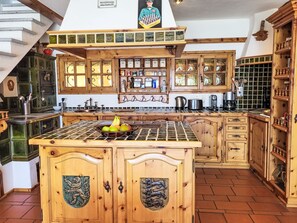 Kühlschrank, Ofen, Geschirrspüler, Kochgeschirr/Geschirr/Besteck