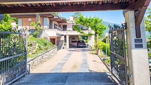 A residential area with a paved pathway leading to a gated entrance. - Ca`Sotselva by Interhome (Besazio)