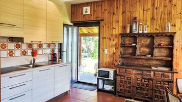 Kühlschrank, Mikrowelle, Kochgeschirr/Geschirr/Besteck