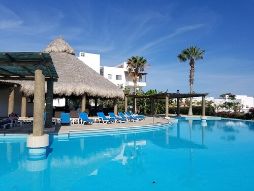 Contemporary Conveniently Located 1 BR condo, Walk to beach, restaurants & bars.