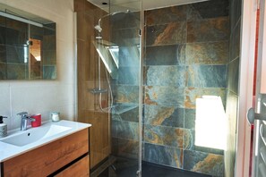 Dusche, Haartrockner, Handtücher, Seife