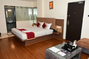 Suite Room | Desk, laptop workspace, free WiFi, bed sheets