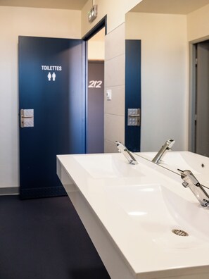 Shower - Hostel Coeur de Cité (Carcassonne)