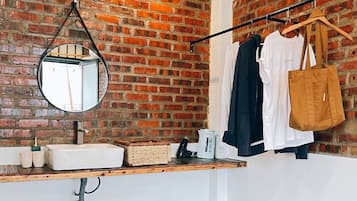 Habitación básica doble, vista a la colina | Insonorización, tabla de planchar con plancha y wifi gratis
