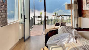 Habitación básica doble, vista a la colina | Vista a la montaña