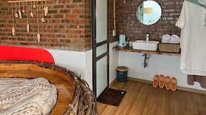 Sistema de insonorización, tabla de planchar con plancha y wifi gratis