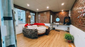 Habitación básica doble, vista a la colina | Insonorización, tabla de planchar con plancha y wifi gratis