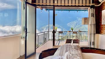Habitación básica doble, vista a la colina | Insonorización, tabla de planchar con plancha y wifi gratis