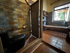 Habitación triple familiar, vistas a la ciudad | Baño | Ducha, zapatillas, toallas y jabón