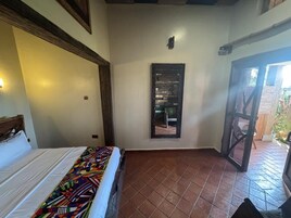 Habitación triple familiar, vistas a la ciudad | Espacio para trabajar con un portátil y sistema de insonorización