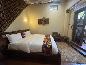 Economy Single Room | Laptop workspace, soundproofing, iron/ironing board, free WiFi - La Roza Resort Masaka (Masaka)