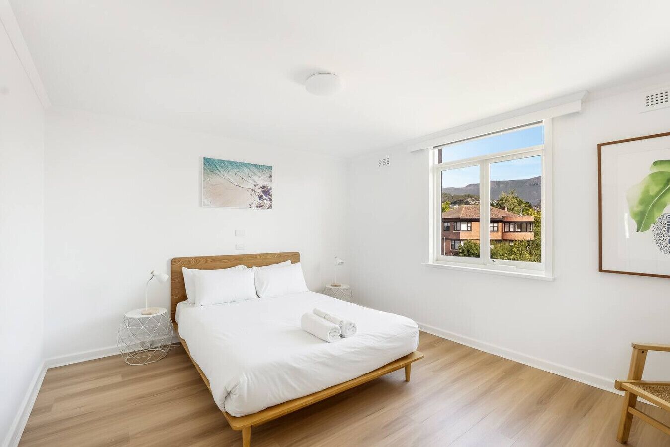 2 soverom, skrivebord, strykejern/-brett og reiseseng for barn