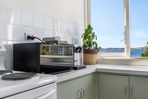 Geladeira, micro-ondas, fogão, cooktop