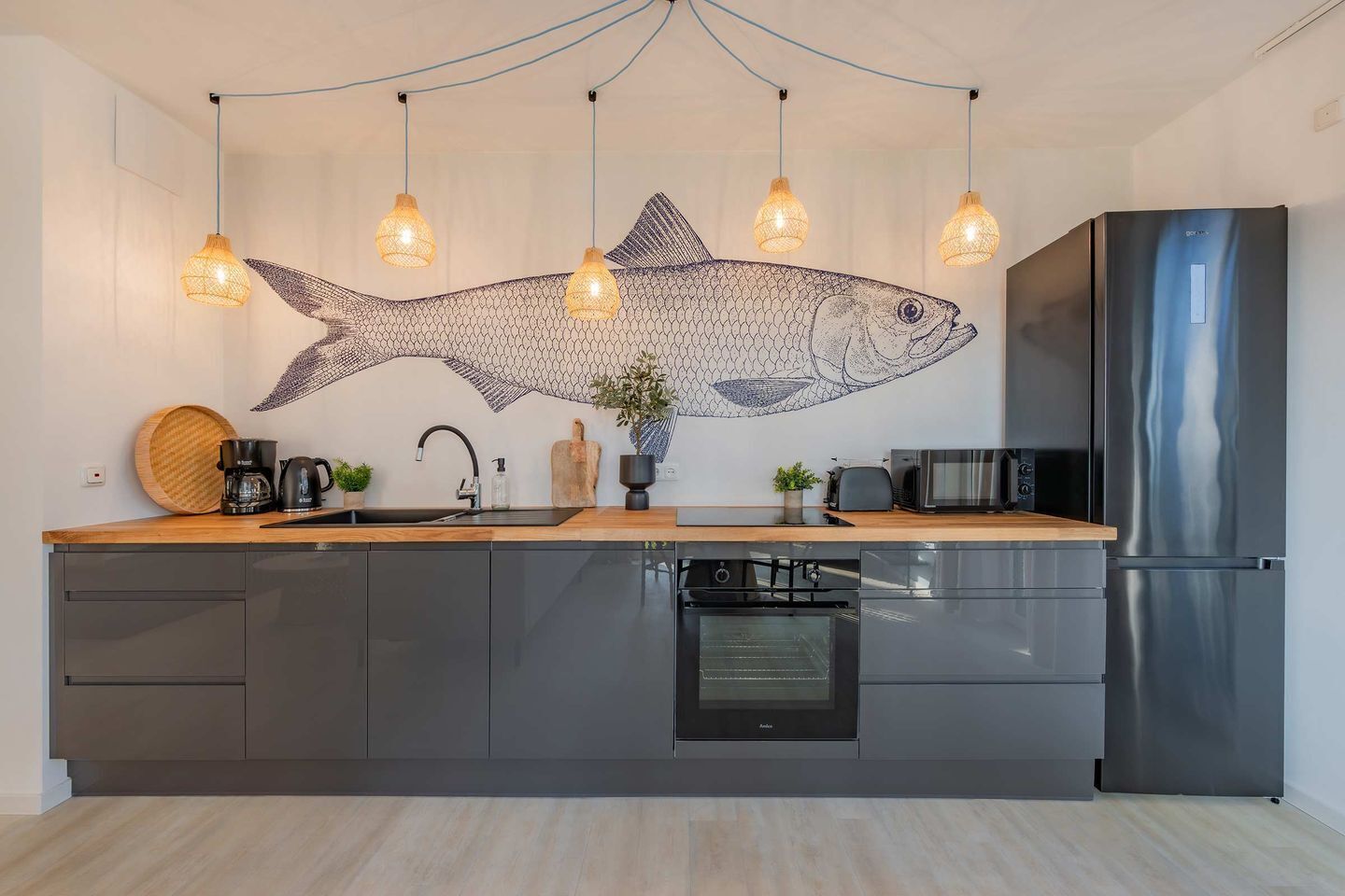 Kylskåp, mikrovågsugn, ugn och spishäll