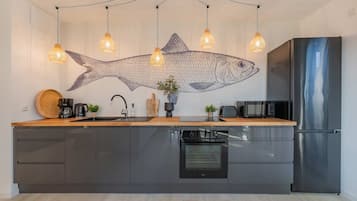 Kylskåp, mikrovågsugn, ugn och spishäll